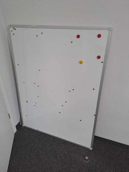 biała tablica z magnesami 90x120cm