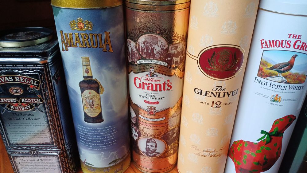 Caixas metálicas de garrafas de whisky
