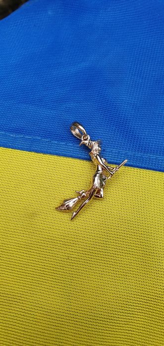 Золотой кулон ведьма на метле