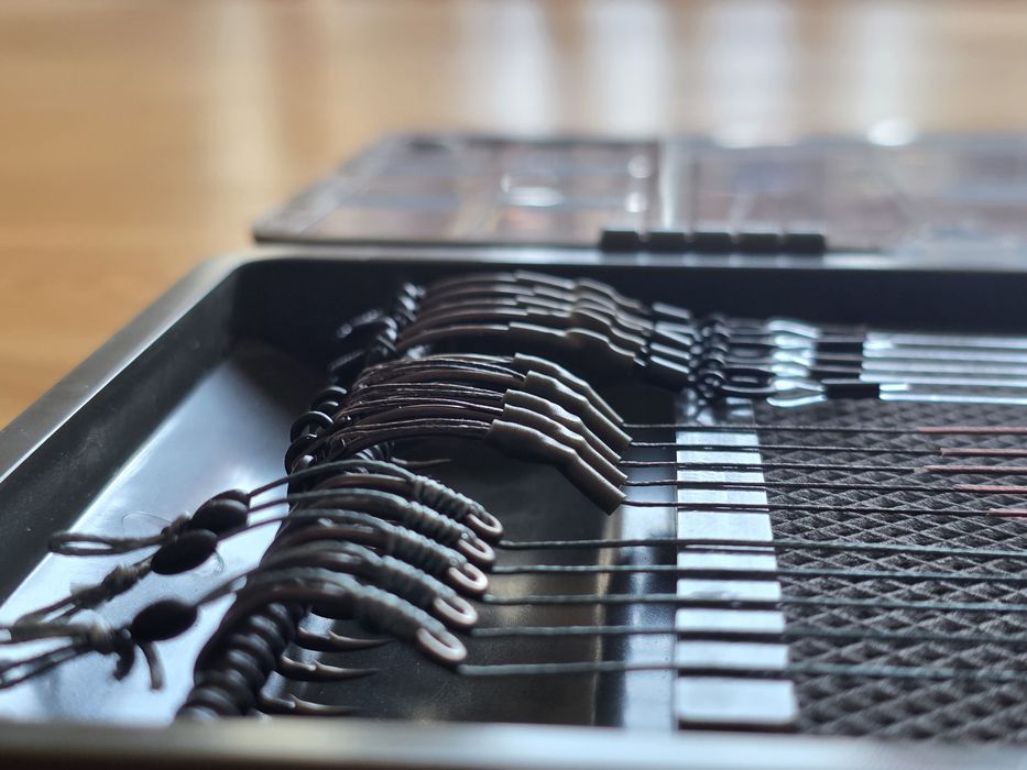 Zestaw 15 przyponów karpiowych #6 w Piórniku Tackle box