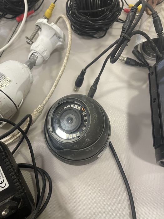 11 Câmaras de Vigilância + carregadores extra + cabos + gravador