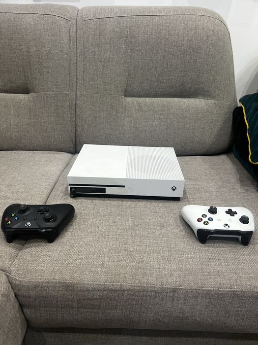 Xbox one s + 2 pady
