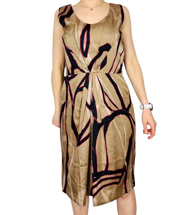 Beżowa sukienka z abstrakcyjnym wzorem S 36