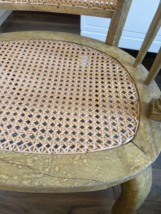 Cadeira antiga em madeira maciça com palhinha – ideal para restauro
