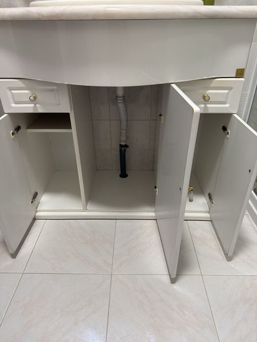 Móvel de Casa de Banho Branco com Lavatório e Arrumação