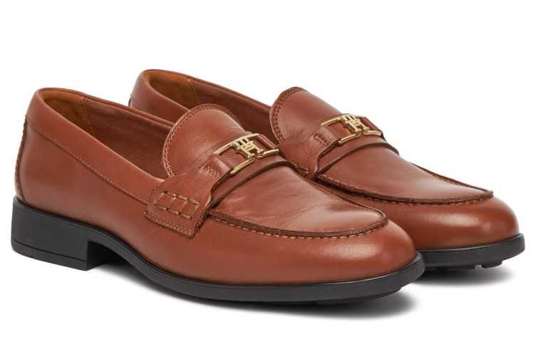Buty damskie Loafersy Tommy Hilfiger 38 24cm Th Logo Leather Loafer FW0FW08705 Brązowy Cinnamon Bark Brazowe mokasyny premium eleganckie skorzane