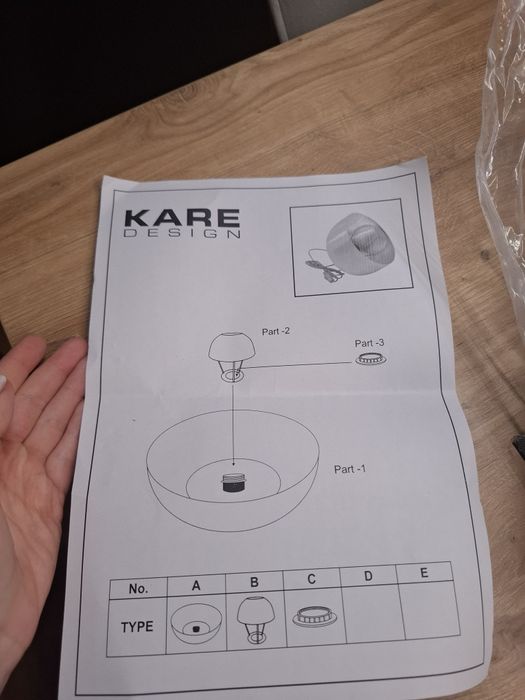 Piękna nowoczesna złota lampa