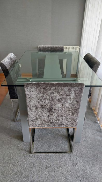 Mesa Sala Jantar + 4 Cadeiras (possível vender com aparador e espelho)