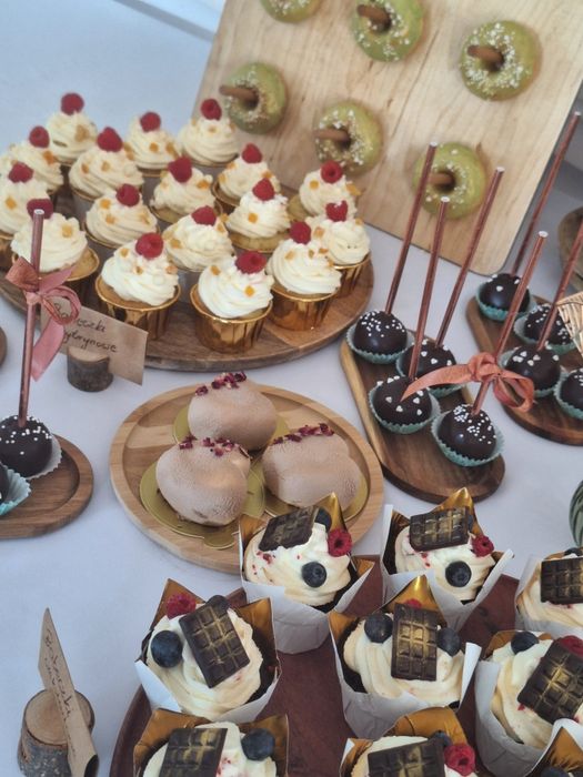 Słodkie stoły, paczki dla gości ciasta i torty