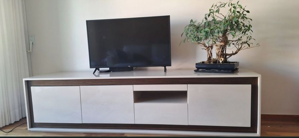 Movel tv em ebano e lacado alto brilho bege