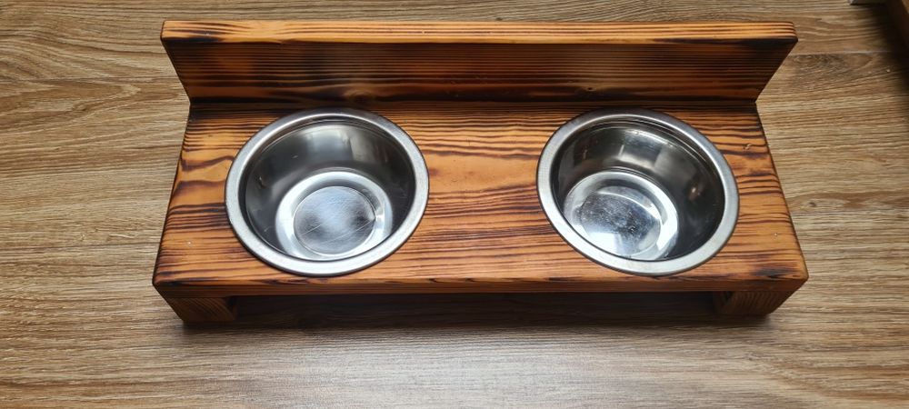 Stojak z miskami dla kotka, pieska drewniany