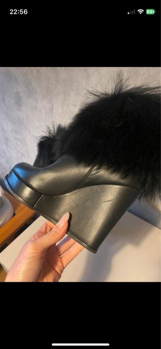 Botki skórzane na koturnie z sztucznym futrem