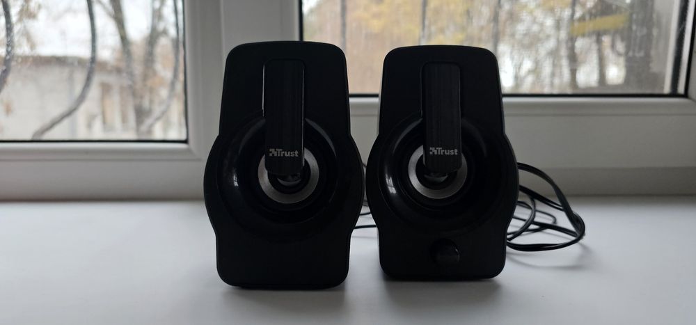 Продам комп'ютерні колонки та клавіатуру