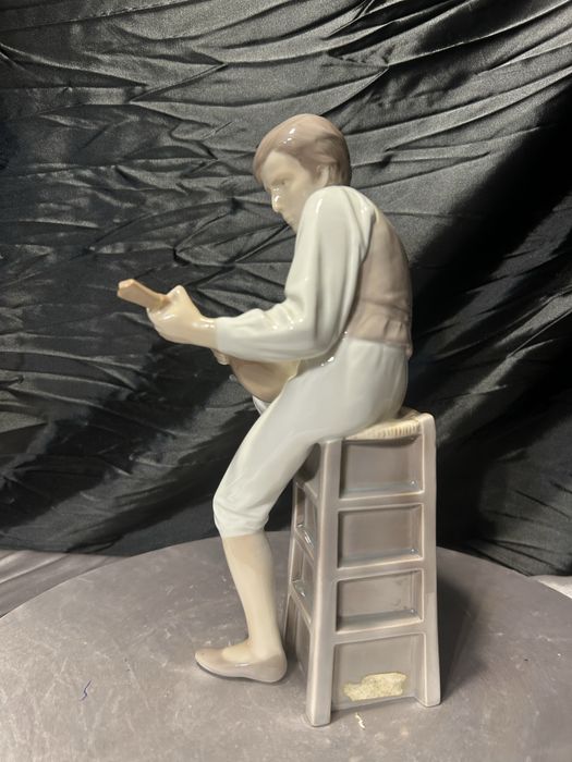 Porcelanowa figurka NAO Spain – mężczyzna grający na mandolinie