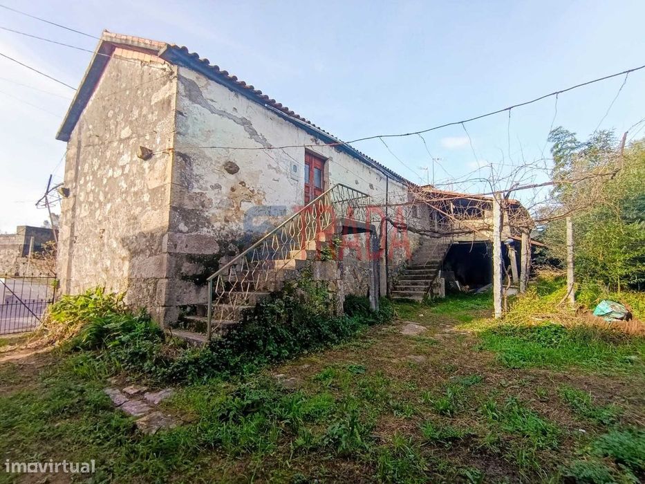 Moradia em Pedra para Restauro com 1.842 m² de Terreno | Duas Igrej...
