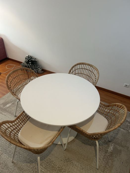 Mesa redonda com cadeiras