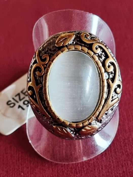 Anel bicolor, em aço, com grande pedra oval "olho de gato". T19/20