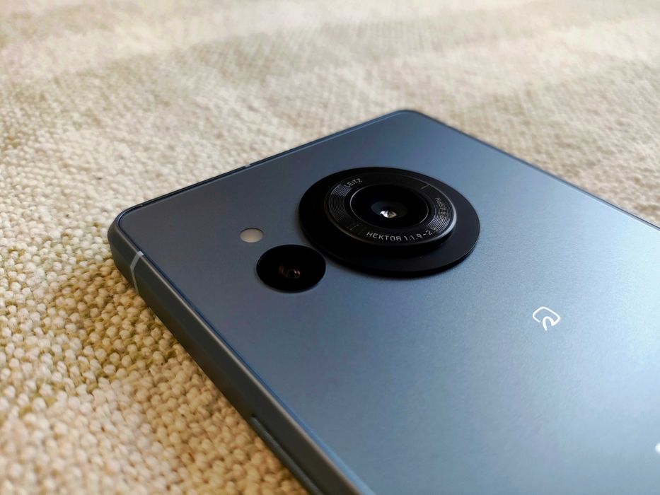 Смартфон Sharp AQUOS SH52D з головним козирем - камера від Leica, 2SIM