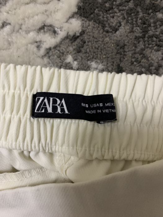 Білі легенькі брюки класичного крою від zara