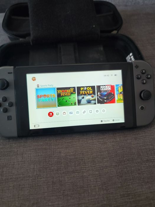 Nintendo Switch V2 (com bolsa, jogos e cartão SD)