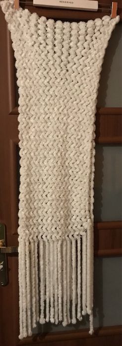 Biały szalik z frędzlami