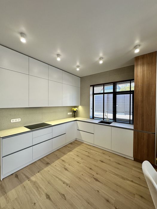 НОВИЙ одноповерховий будинок з дизайнерським ремонтом у закритому КМ !