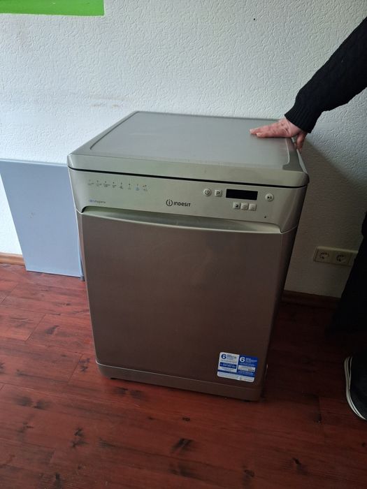 Посудомийна машина Indesit 60 см — на запчастини / під ремонт