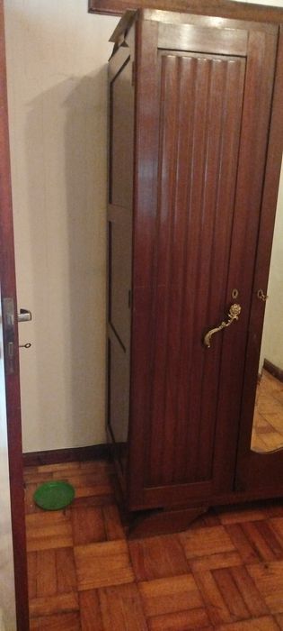 Guarda-Roupa Antigo em Madeira Maciça – 3 Portas com Espelho