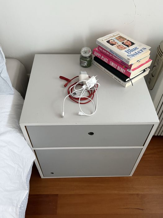 2 Mesinhas de Cabeceira Cinzentas - Muita organização