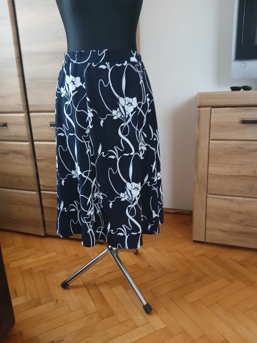 Spódnica na czarnym tle białe kwiaty L
