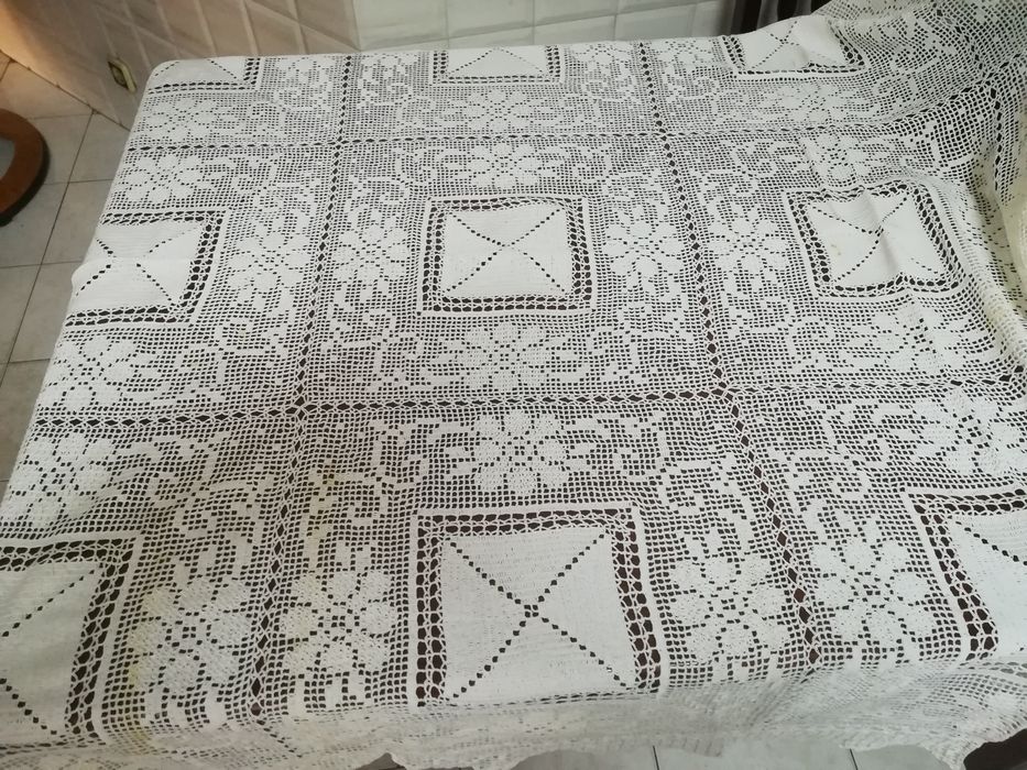 Toalhas e colchas em croché, renda, bordadas, com aplicações