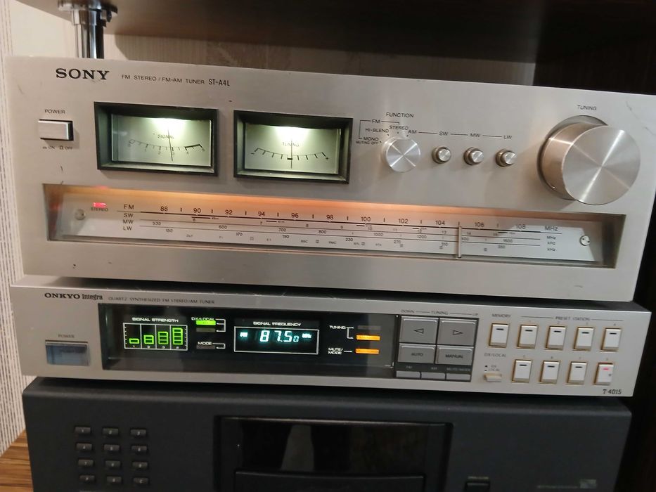 тюнер Onkyo Integra T-4015.