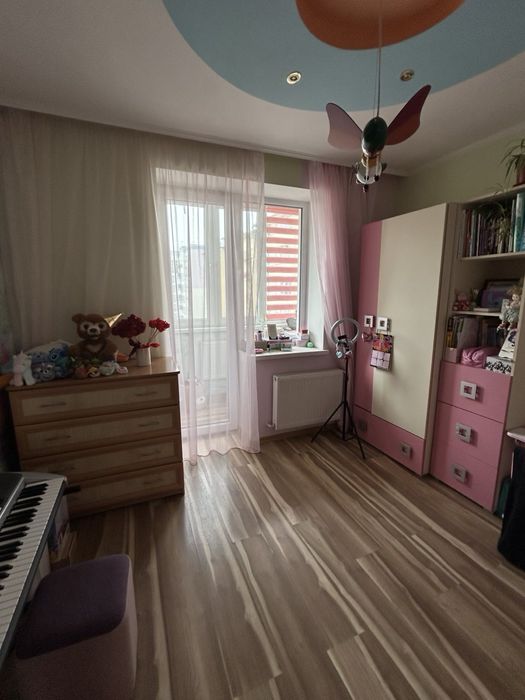 2-х кімнатна квартира з меблями та технікою.