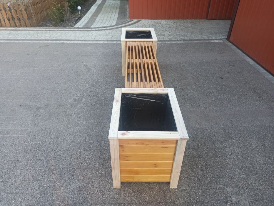 Drewniana donica ogrodowa z siedziskiem