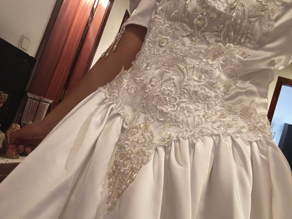 Vestido de noiva branco acetinado