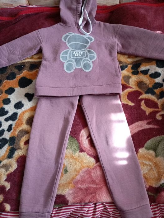 Продам дитячий  спортивний костюм на дівчинку  6-7 років