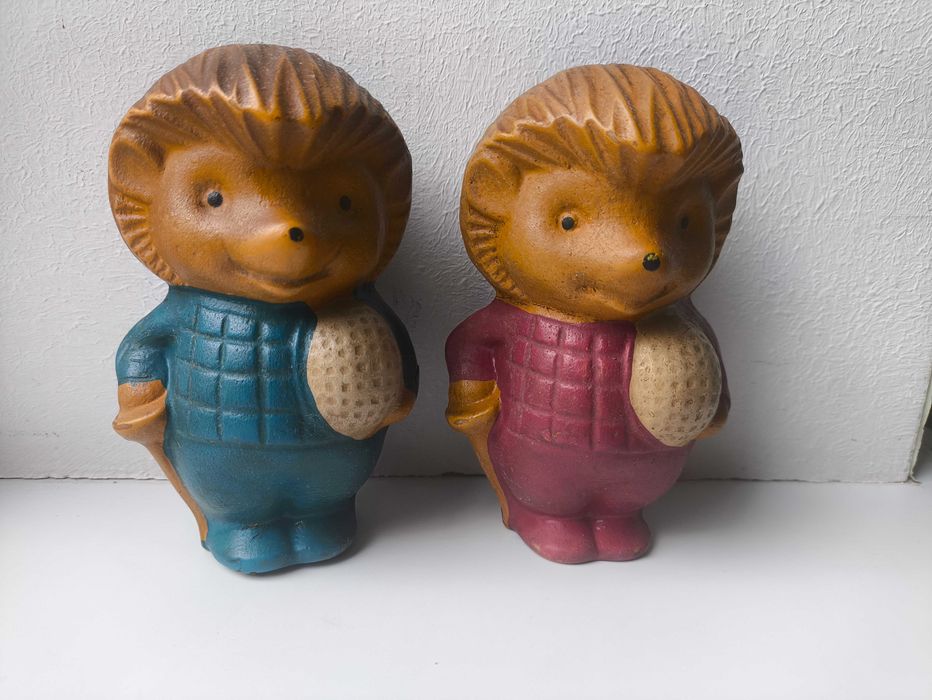 Игрушка винтажная резиновая Ежик фехтовальщик