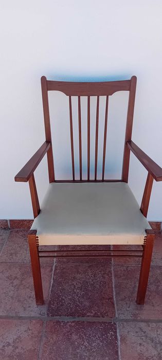 Cadeira de Madeira  com braços e estofo em napa!