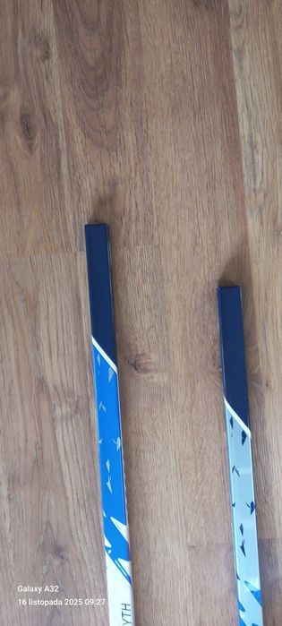 Dwa kije do hokeja piłka oraz krążek dla dziecka