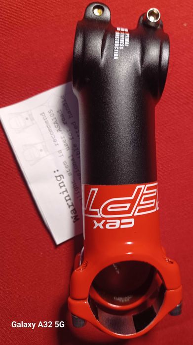 Mostek. Wspornik kierownicy Concept Cex czarno-czerwony.