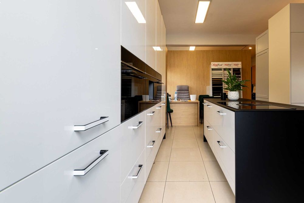 Kuchnia z ekspozycji. akryl w połysku