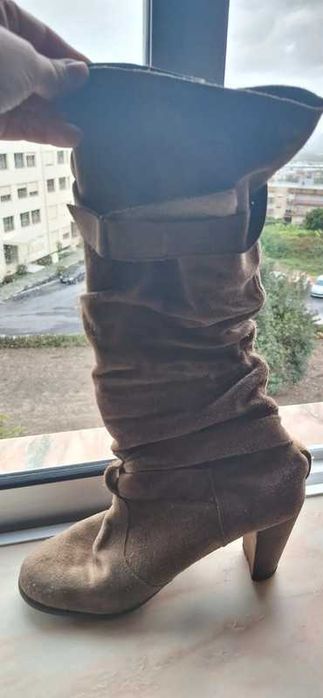 Botas bege cano alto