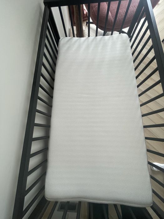 Czarne łóżeczko dla dziecka - stan idealny