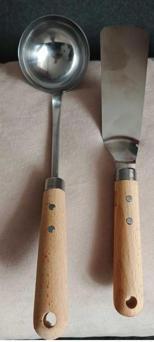 Chochla z łopatką ze stali nierdzewnej.