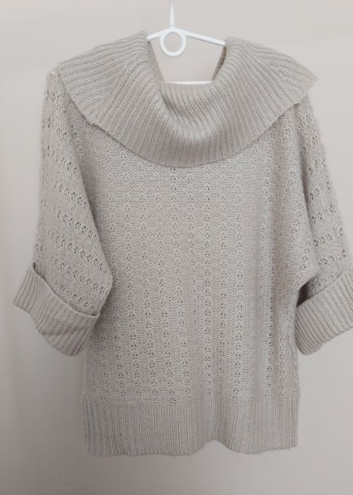 Sweter (oversize) z wywinietym golfem.