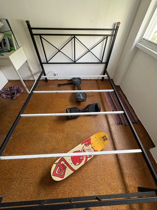 Vendo Cama de Casal, mesas de cabeceira, estrado e colchão