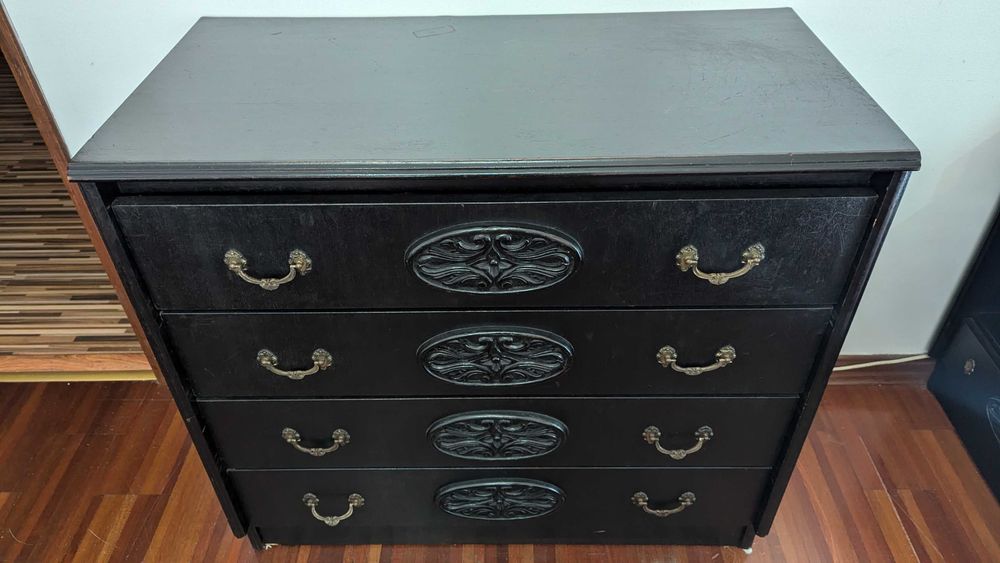 Vendo Cômoda e Mesa de Cabeceira em Madeira