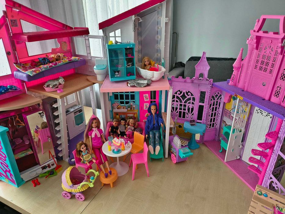Zestaw 2 domki Barbie, duża szafa, 9 lalek i dodatkowe akcesoria