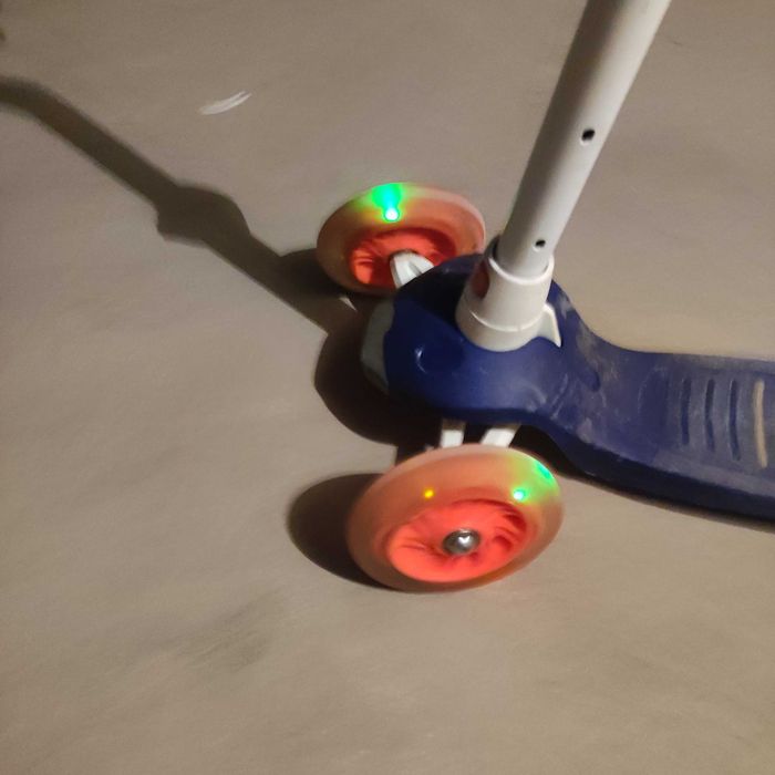 Hulajnoga dla dziecka 3+ trójkołowa. Światełka.