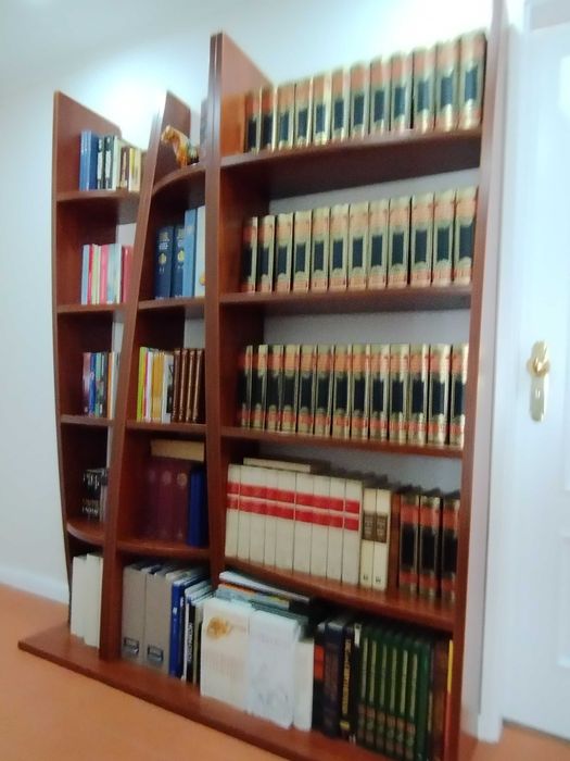 Estante para sala em mogno